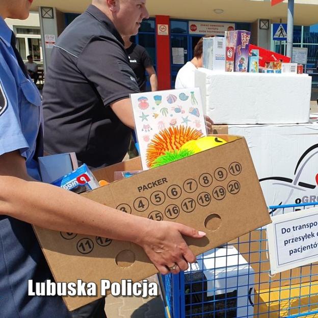 [VIDEO] Gest prosto z serca – policjanci przekazali zabawki dla dzieci ze szpitala onkologicznego