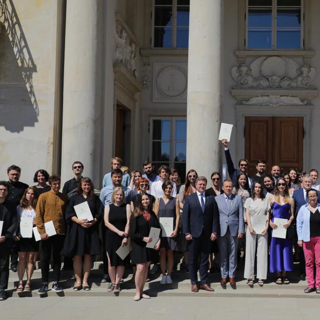 XXI edycja programu stypendialnego „Gaude Polonia” rozstrzygnięta! We wszystkich dotychczasowych edycjach „Gaude Polonia” przyznano 864 stypendiów dla twórców z 14 państw: Albanii, Armenii, Białorusi, Bułgarii, Gruzji, Kazachstanu, Macedonii, Mołdawii