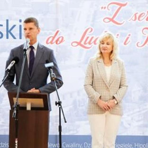 Wiceminister Dariusz Piontkowski uczestniczył w otwarciu hali sportowej w Stawiskach