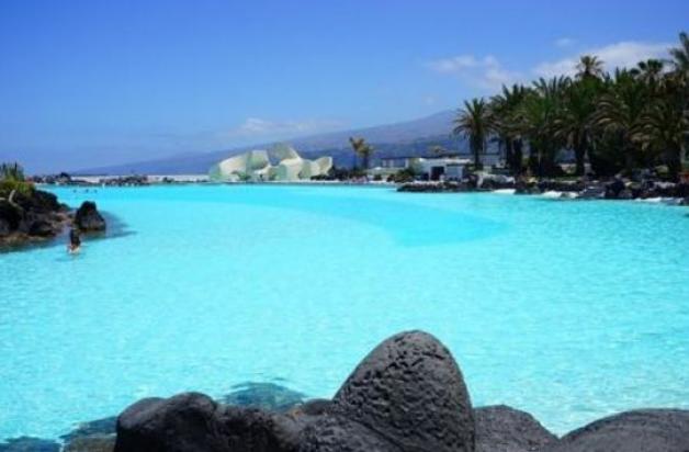 Ruch w biurach podróży z powodu ferii rośnie. Najpopularniejsze narty w Alpach i wypoczynek na Kanarach