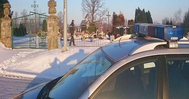 Policjanci zatrzymali podejrzanych o kilkadziesiąt kradzieży na cmentarzach