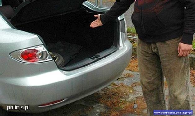 Kamienna Góra: Zadzwonił z bagażnika i powiedział, że nie wie gdzie go wiozą