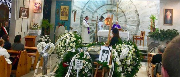 Niebo zapłakało nad grobem Piotra Wieteski. Setki osób wzięło udział w pogrzebie 19-latka