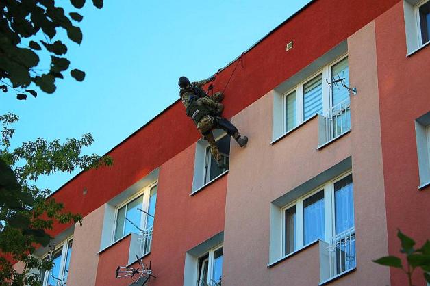 [VIDEO] Zranił kobietę i zabarykadował się – został zatrzymany przez AT