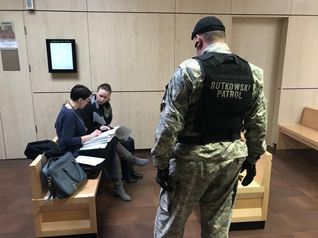 [VIDEO] Czy kolejny Dzielny Tata oszukuje Sąd? Piotr Krawczyk na żądanie sędziego stawił się dziś na rozprawie o zwrot dzieci! Mimo, że rzekomo po raz kolejny jest chory! Konferencja Rutkowskiego o godz. 15 w Lublinie!