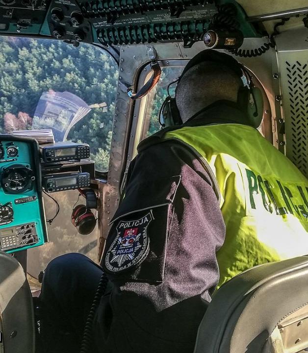 Policyjny śmigłowiec, drony i psy ratownicze zaangażowane w poszukiwania zaginionej 80-latki