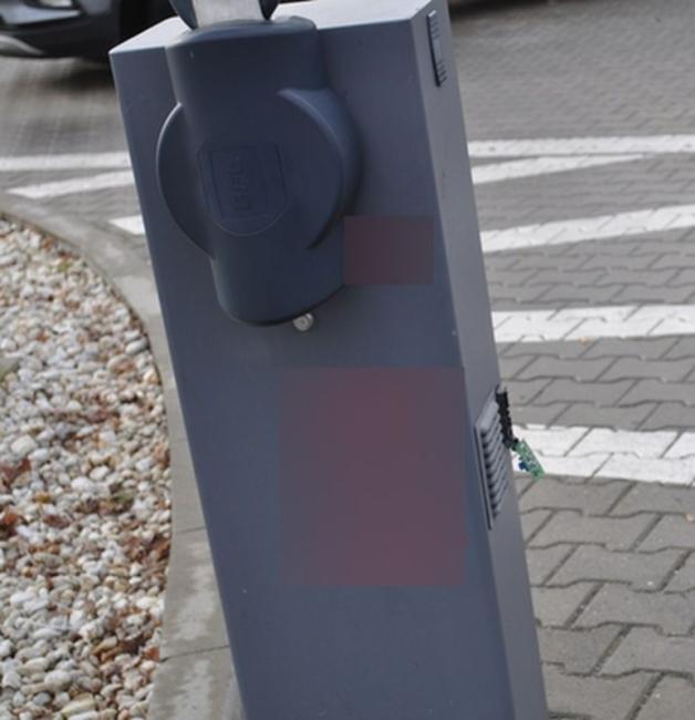 Chciał wyładować złość, dlatego uszkodził lampę i szlaban. Policjanci zatrzymali podejrzanego