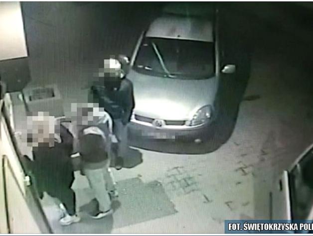 [VIDEO] Ukradł telefon stojąc w kolejce przed sklepem