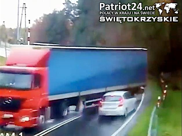 [VIDEO] O włos od tragedii. Skrajna nieodpowiedzialność kierowcy TIRa