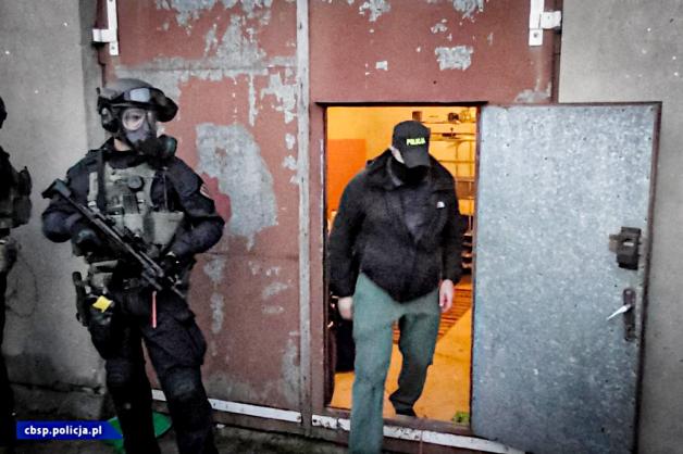 [VIDEO] Zlikwidowane laboratorium, zatrzymani 2 chemicy, przejęty towar wart ok. 15 mln zł