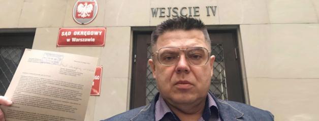 [VIDEO] Pozew o 50 000 000 zł przeciwko polskiemu systemowi Wymiaru Sprawiedliwości złożył dziś w Warszawie ojciec, który mając pełnię władzy rodzicielskiej, został przez „niezależnego i niezawisłego sędziego” pozbawiony kontaktu z dzieckiem!