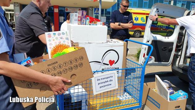 [VIDEO] Gest prosto z serca – policjanci przekazali zabawki dla dzieci ze szpitala onkologicznego
