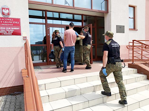 Nielegalni imigranci zatrzymani. Zatrzymani obywatele Syrii dokonali wcześniej nielegalnego przekroczenia tzw. zielonej granicy państwa z Ukrainy do Polski. Chcieli dostać się do Niemiec