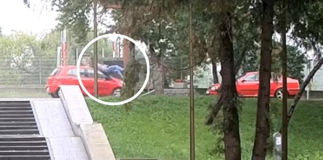 [VIDEO] Groźnie wyglądający wypadek z udziałem hulajnogi i samochodu osobowego. Apelujemy o ostrożność