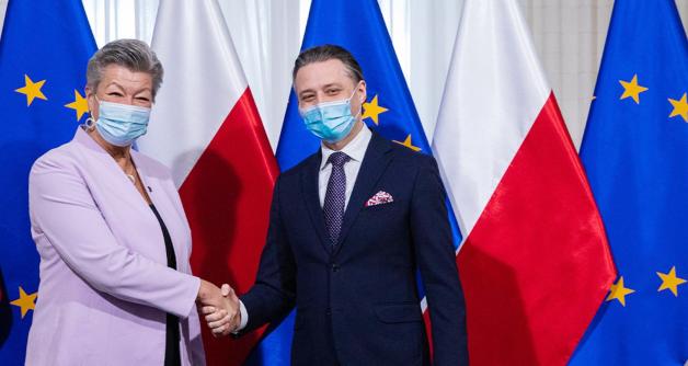 Rozmowa wiceministra Bartosza Grodeckiego z Ylvą Johansson, komisarz UE ds. wewnętrznych. Rozmowy dotyczyły rozwoju sytuacji na Ukrainie