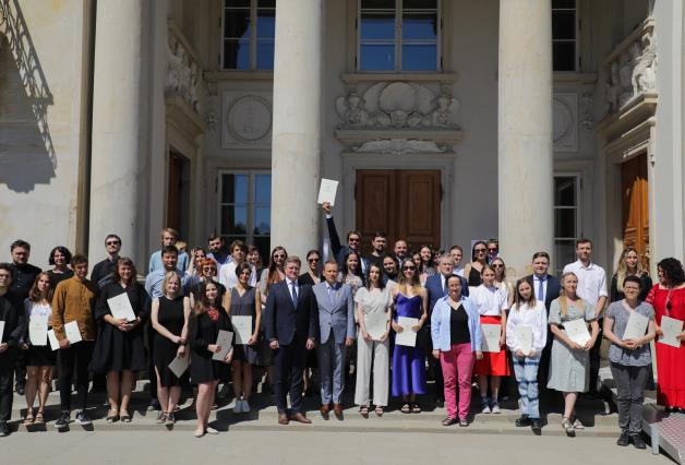 XXI edycja programu stypendialnego „Gaude Polonia” rozstrzygnięta! We wszystkich dotychczasowych edycjach „Gaude Polonia” przyznano 864 stypendiów dla twórców z 14 państw: Albanii, Armenii, Białorusi, Bułgarii, Gruzji, Kazachstanu, Macedonii, Mołdawii