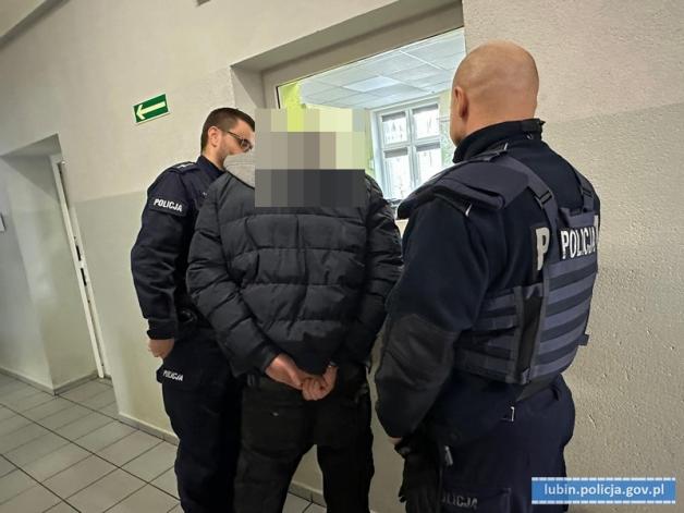 Jak w filmie. Skoczył na maskę samochodu i zatrzymał pojazd. Potem machał do policjantów