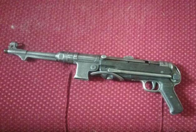   Pistolet maszynowy mp-40 pod powałą dachu