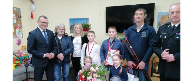 Młodzi bohaterowie z Bonina nagrodzeni za odwagę – uroczystość z udziałem wiceministra Pawła Szefernakera