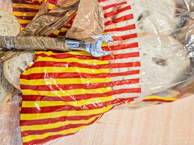 Telefon, klucze i coś na rozluźnienie w bochenkach chleba w kętrzyńskim ośrodku dla cudzoziemców