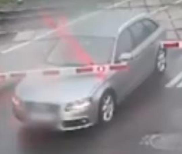 [VIDEO] Niebezpieczna sytuacja na przejeździe kolejowym. Auto utknęło między rogatkami